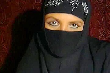 Webcam Video Shows A Masked Arab Milf Masturbating
