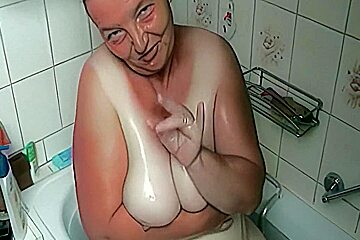 Fette Oma Fickt In Der Badewanne Die Shampoo Flasche