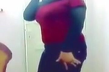 Milf Homemade Porn Shows Me Teasing With My Plump Body