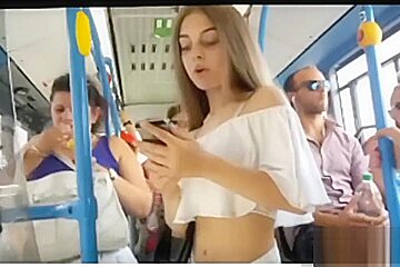 HERMOSA PENDEJA (18) AÃ‘OS CANDIDS EN LA CALLE Y EN EL BUS