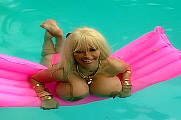 Lolo Ferrari In At The Poll