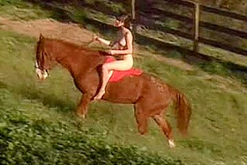 Une Fille Nue Chevauche Une Action Lesbienne Hardcore