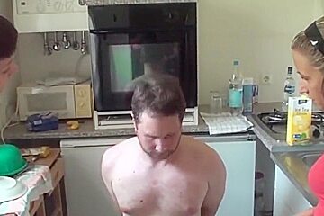 (2) Perverse Oesterreicherinnen Spucken In Aschenbecher!