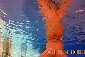 Amateur Beauty Is Swimming Nude On Under Water (3)