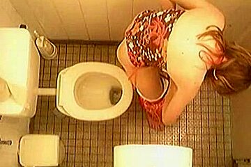 Amazing Footage Of An Amateur Girl Spied From Above In A Toilet