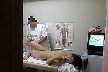 Kinky Masseur Sliding Finger In Asian Cunt On Spy Video