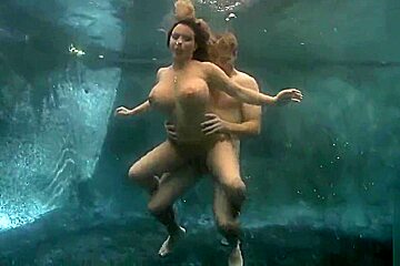 Mujer De Grandes Tetas Bajo El Agua