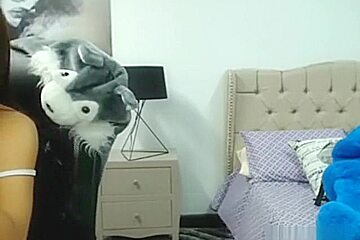 Preggo Camgirl Fakes Getting Fucked