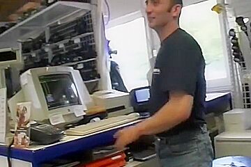 Il Baise Sa Femme Au Magasin