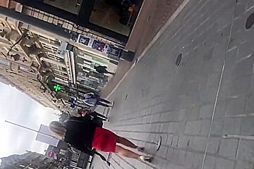 Une Femme En Jupe Plus String (1)