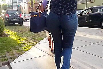 SEXY Junior GIRL WALKING IN JEANS