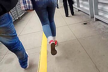 SEXY College Girl IN JEANS TIGHT