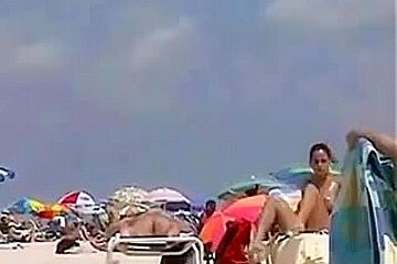 AMATEUR NUDE GIRLS IN BEACH SHOWING PUSSY NIPPLE (49)